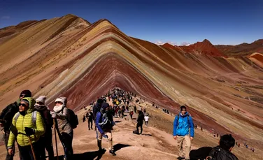 Muntele Vinicunca din Peru este o minunăție a naturii în culorile curcubeului