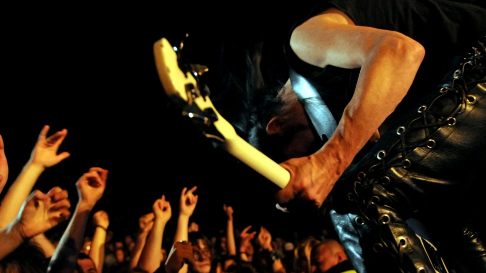Ce riscă rockerii care fac „headbanging”? Cercetătorii au descoperit un pericol grav, puţin cunoscut