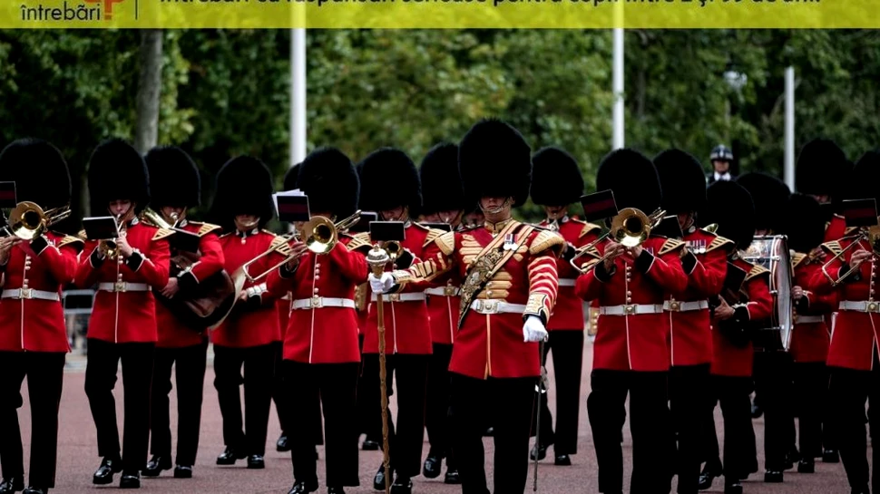 De ce gărzile reginei Marii Britanii poartă căciuli înalte