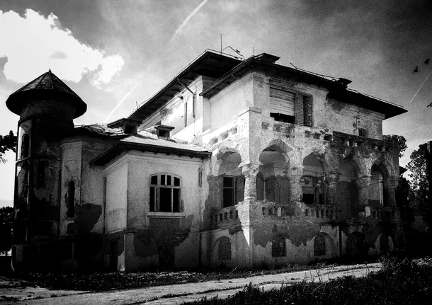 Un grafician din Craiova a luat Oltenia la pas pentru a fotografia clădiri vechi