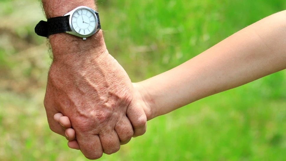 Copii mici cu părinţi cărunţi: ce înseamnă pentru societate faptul că oamenii au copii tot mai târziu în viaţă?