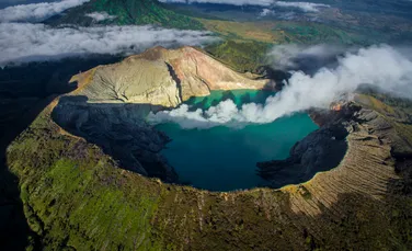 Un vulcan din Indonezia scuipă „lavă” albastră, iar cercetătorii au aflat de ce
