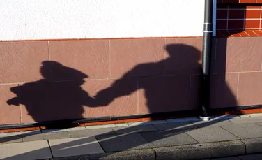 Un tată a fost condamnat după ce și-a insultat în repetate rânduri fetița de 11 ani