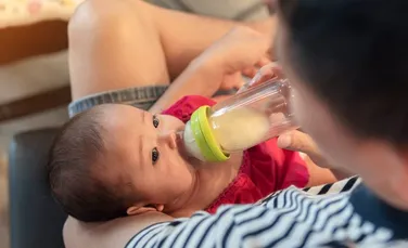 Oamenii de știință au creat primul lapte matern uman din celule cultivate în laborator