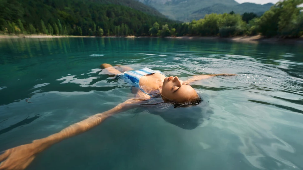 Înotul în ape naturale: libertate sau responsabilitate?