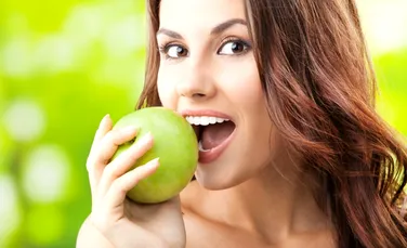 Mituri desfiinţate despre igiena orală. Ce se întâmplă dacă mâncaţi fructe înainte de culcare?