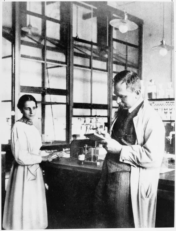 Lisei Meitner şi Otto Hahn în laborator