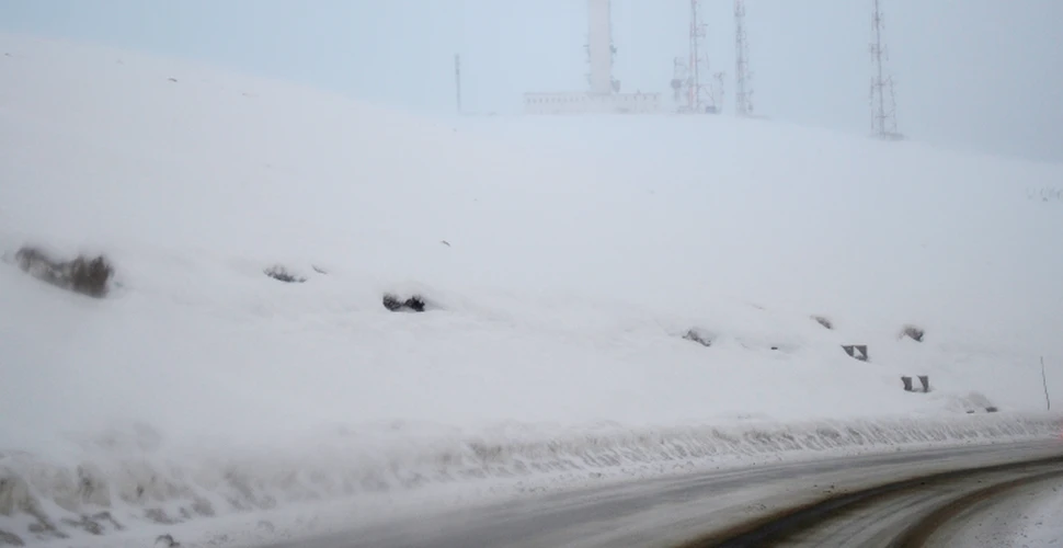 Transalpina rămâne închisă. Zăpada are peste 10 metri