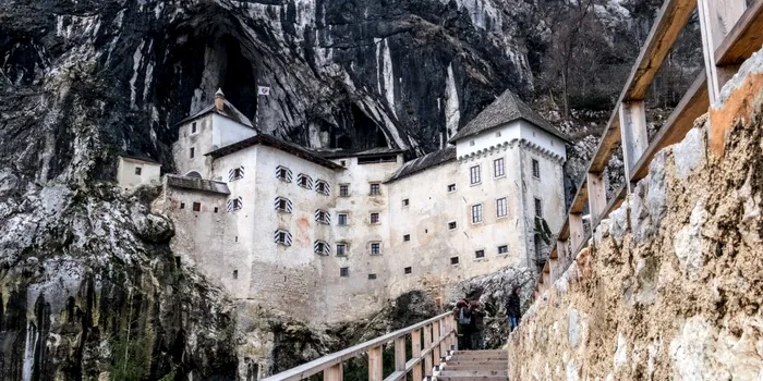 Castelul Predjama și legenda industriașului asasinat în timp ce se afla în latrină