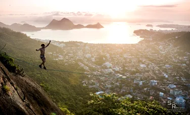 Cum se relaxează dependenţii de adrenalină la 900 de metri deasupra oraşului Rio? (VIDEO)