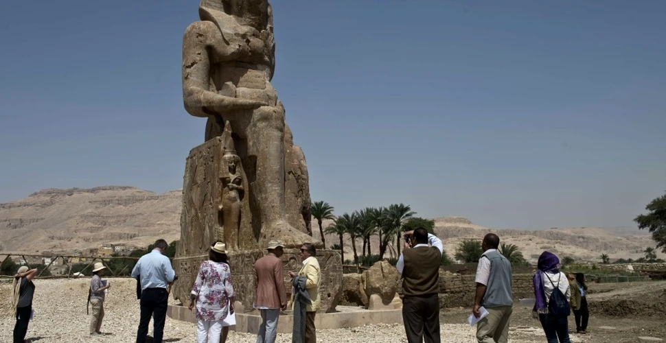 Două statui gigantice au fost descoperite în Egipt. Coloşii de sute de tone îl înfăţişează pe Amenhotep al III-lea (GALERIE FOTO)
