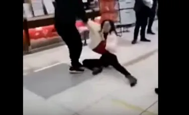 Momentul în care o femeie este târâtă pe jos în China pentru că a refuzat să poarte mască sanitară – VIDEO