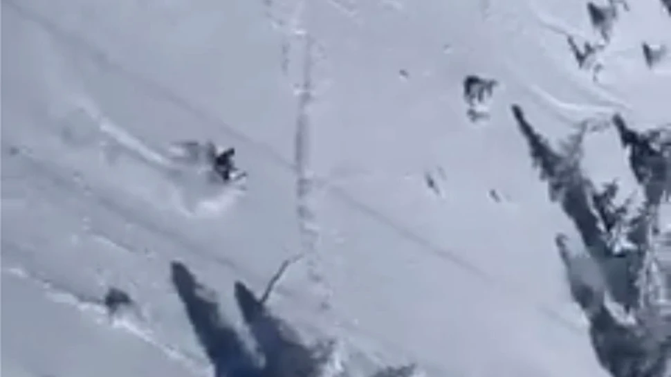 Momentul în care un schior a fost surprins de o avalanşă pe care a provocat-o chiar el, în Munţii Bucegi – VIDEO