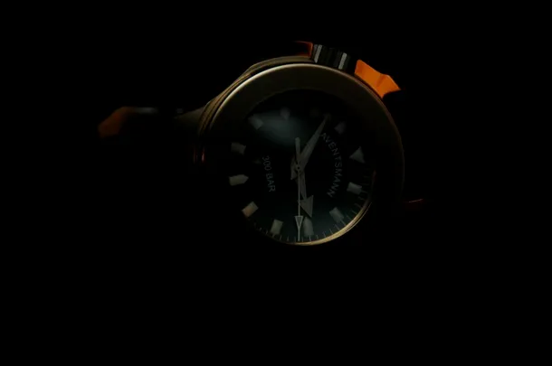 Ceasul care rezistă la unul dintre cei mai puternici explozibili, noua invenţie a germanilor