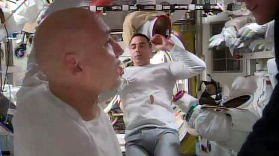 Incident pe orbită: un astronaut şi-a întrerupt misiunea din cauza acumulării de apă în casca sa (VIDEO)