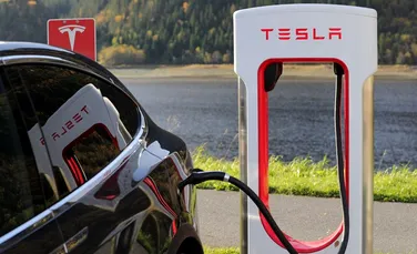 O maşină Tesla Model 3 a luat foc în Rusia după ce sistemul Autopilot nu a evitat coliziunea cu un camion