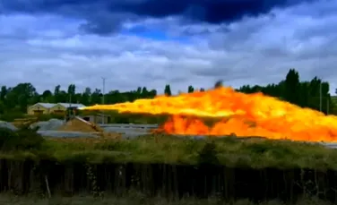 Cum funcţionează cel mai mare aruncător de flăcări din lume? Maşinăria infernală care arde totul în cale (VIDEO)