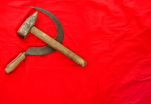 Sacera, ciocanul şi steagul roşu: simbolurile internaţionale ale comunismului