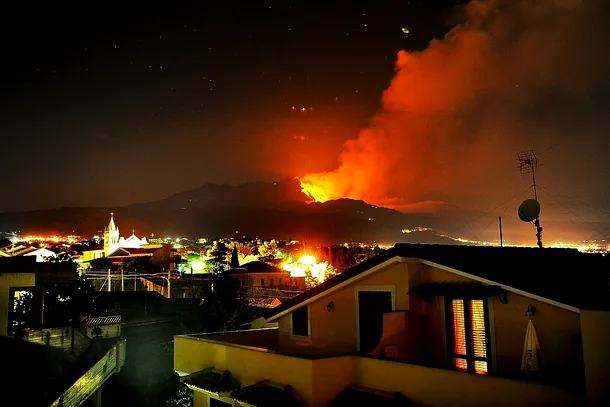Erupţia vulcanului Etna din 30 iulie 2011 a fost surprinsă într-o fotografie spectaculoasă realizată în oraşul Catania