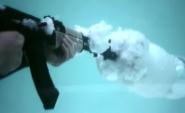 Ce se întâmplă când foloseşti un AK-47 sub apă – VIDEO