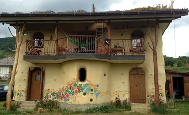 Casa ecologică din Bistriţa. A fost construită de doi fraţi din: lemne, paie şi muşchi de copac – GALERIE FOTO