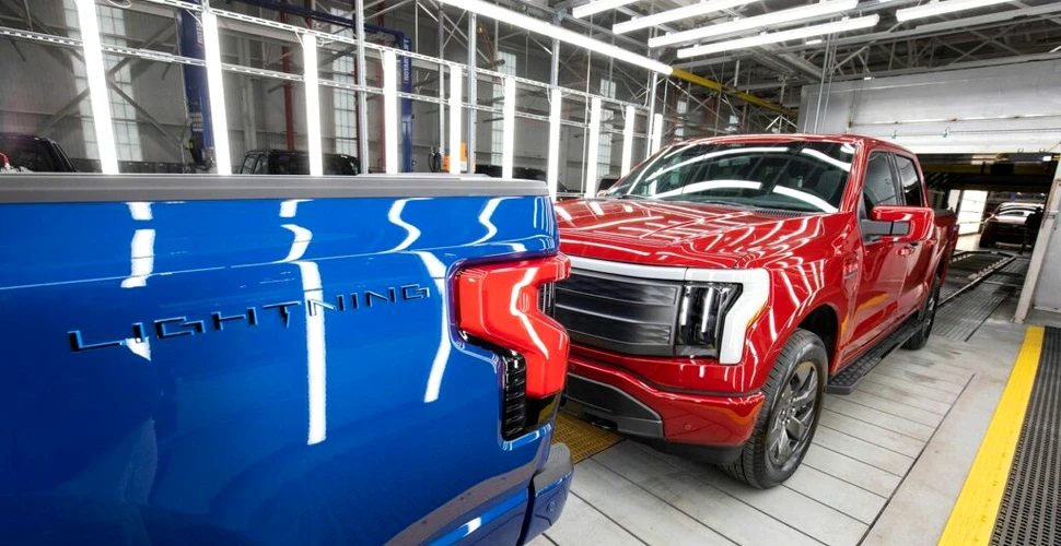 Ford F-150 Lightning ia fața camionetei Cybertruck de la Tesla. A fost livrat primul vehicul