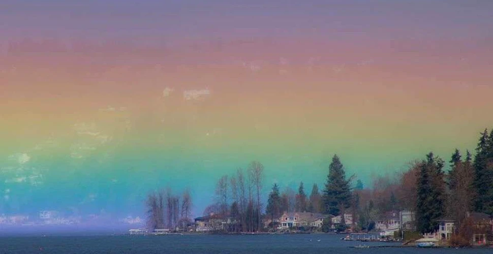 Cum arată, de fapt, un curcubeu orizontal? Un astfel de fenomen rar a fost surprins pe malul unui lac. FOTO