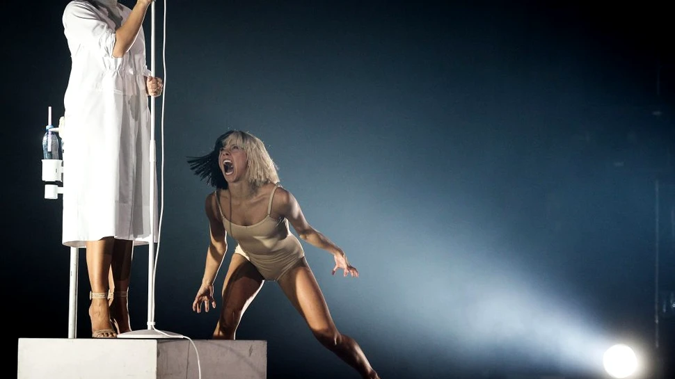 Cântăreaţa Sia a mărturisit că nu a mai făcut sex de patru ani. Artista a adoptat recent doi orfani