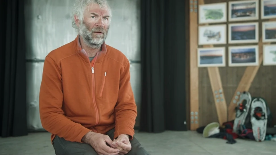 Artă în munţi. Un bărbat desenează pe zăpadă cu TĂLPILE – VIDEO