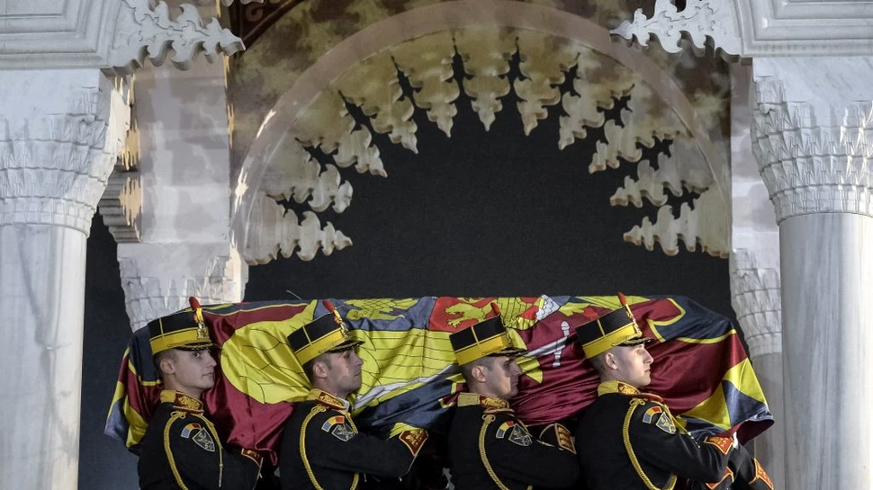 Regele Mihai a fost înmormântat la Catedrala din Curtea de Argeş: imnul naţional şi 21 de salve de tun, în onoarea fostului suveran