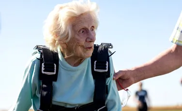 O femeie în vârstă de 104 ani a sărit cu parașuta, a doborât un record și apoi a murit