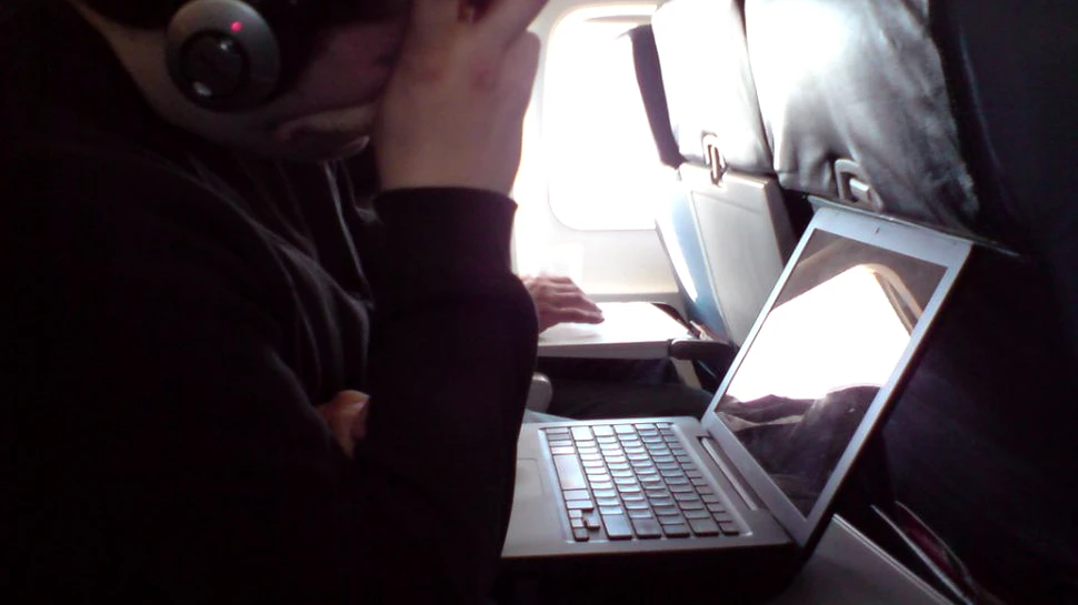 Laptop-urile INTERZISE în avion. Măsura aplicată zborurilor din Europa către Statele Unite