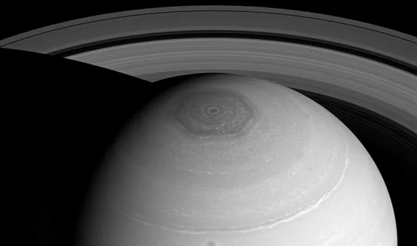 Imagini INCREDIBILE cu furtunile hexagonale de pe Saturn