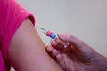 Marea Britanie a aprobat vaccinul Novavax pentru adolescenţii de 12 -17 ani
