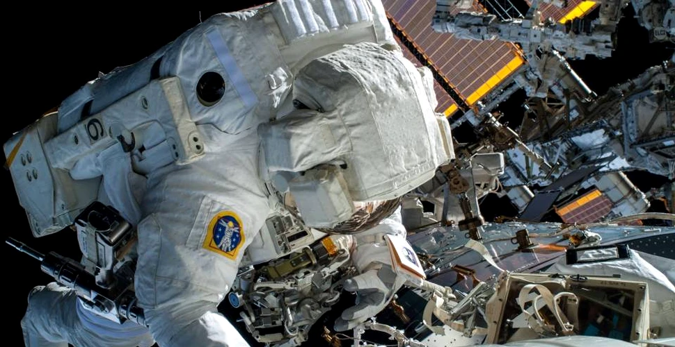 Astronauţii NASA au efectuat a treia ieşire în spaţiu din ultimele 8 zile, pentru proiectul taxiurilor spaţiale