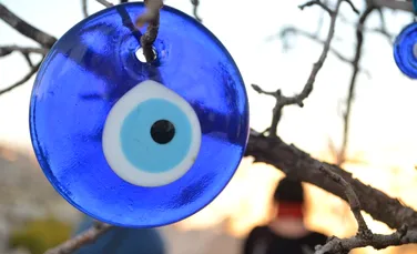 De la ochiul albastru la inimile sacre: de ce oamenii poartă talismane ale norocului peste tot în lume