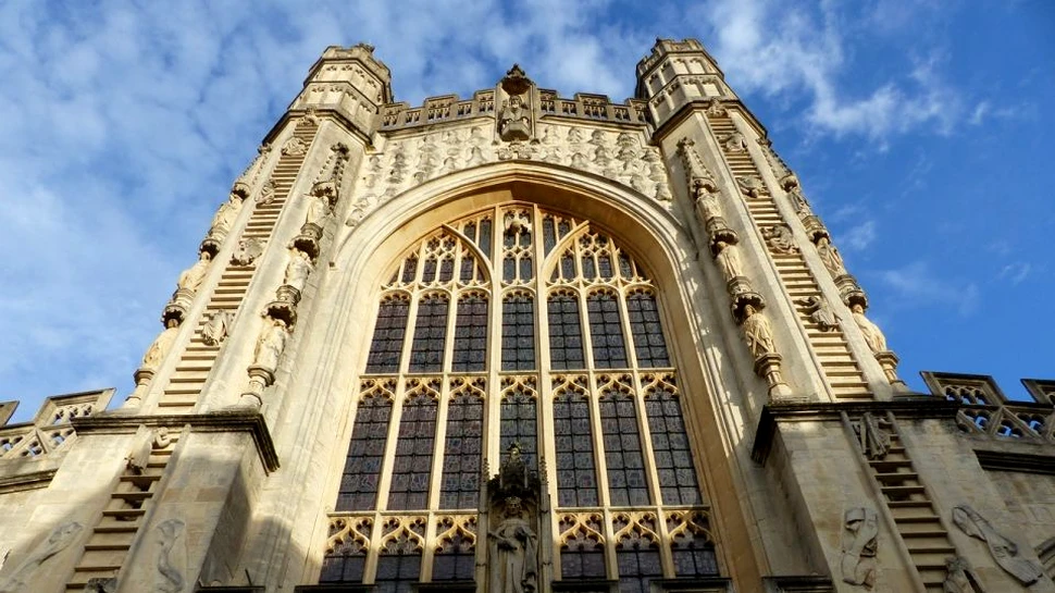 O descoperire ”uimitoare” a fost realizată la doi metri sub podeaua mănăstirii Bath Abbey