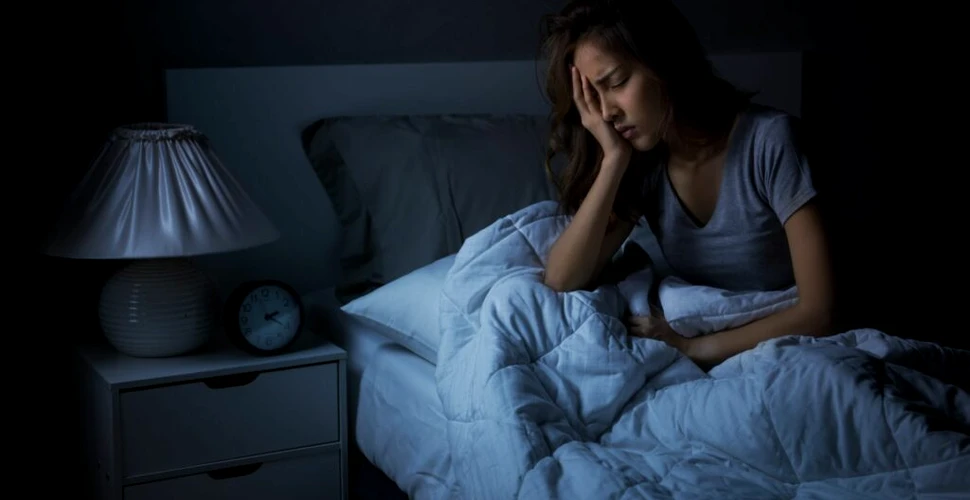 Alcoolul băut înainte de culcare poate cauza reducerea somnului REM