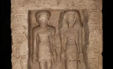 Sculptura unui cuplu din Egiptul străvechi a fost distrusă intenţionat. Motivul pentru care s-a dorit ştergerea identităţii lor