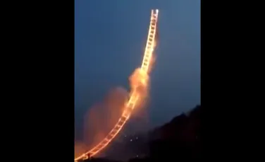 ”Scara către cer”,  uimitoarea instalaţie cu artificii ce pare că vrea să atingă cerul –  VIDEO