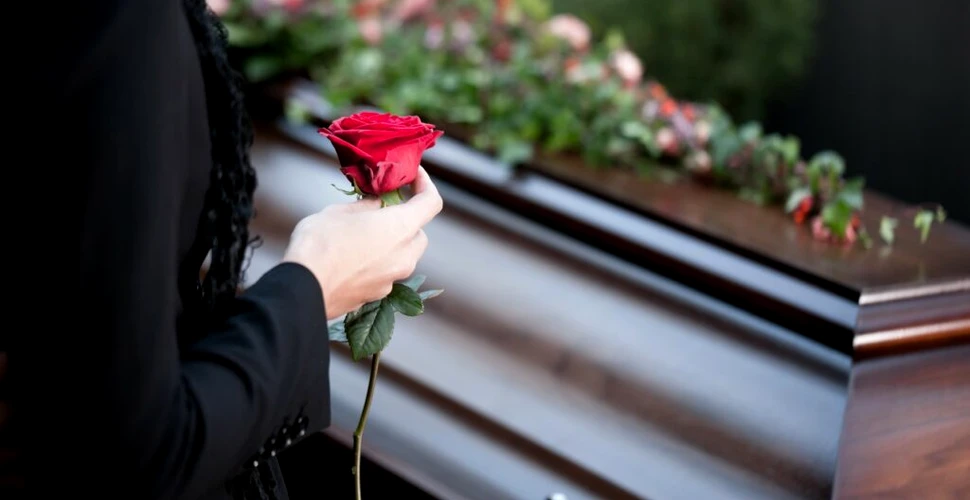 O femeie „s-a trezit” la propria înmormântare. „A deschis ochii și a început să transpire”
