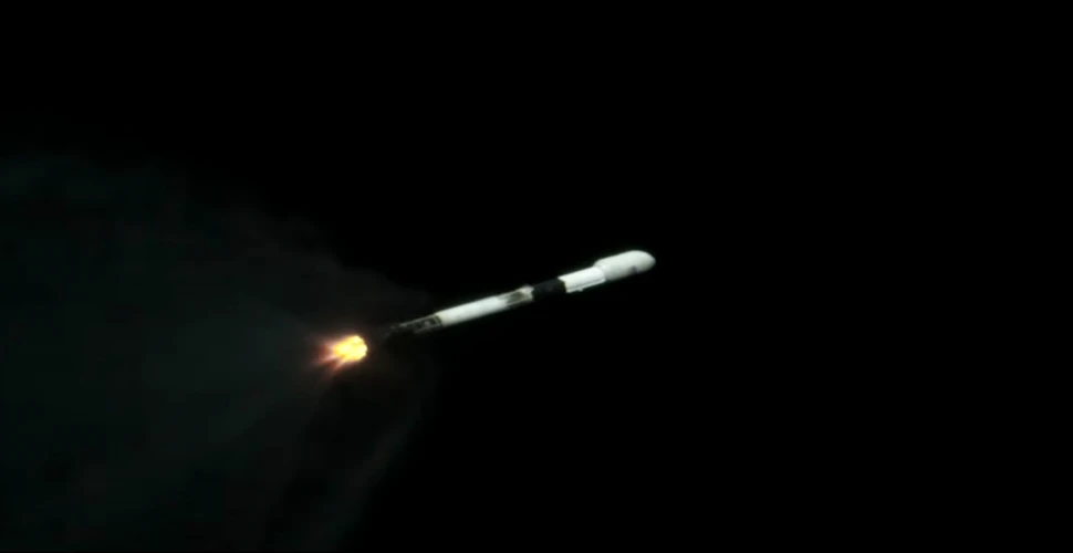 Imagini uimitoare arată racheta SpaceX Falcon 9 într-un moment critic al lansării