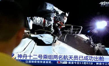 Prima ieșire în spațiu a astronauților chinezi care lucrează la stația spațială „Palatul Ceresc”