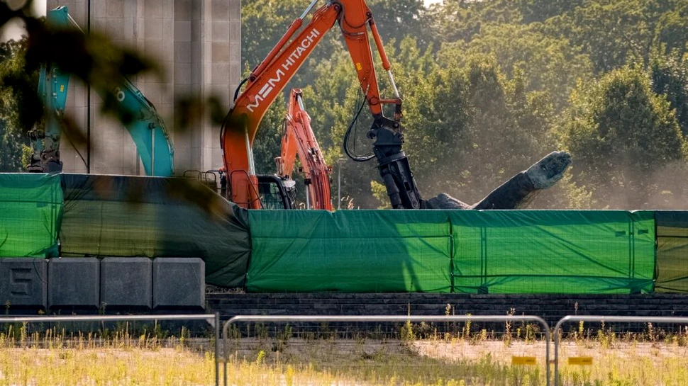 De ce demolează tot mai multe țări est-europene monumentele sovietice?