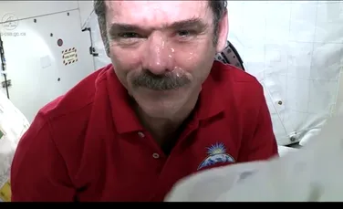 Astronautul Chris Hadfield ne arată de ce nu este bine să plângi în spaţiu (VIDEO)