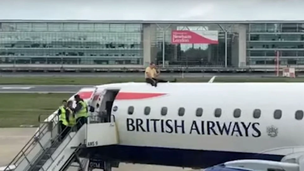 Protest împotriva schimbărilor climatice. Un bărbat cu probleme de vedere s-a urcat pe un avion – VIDEO