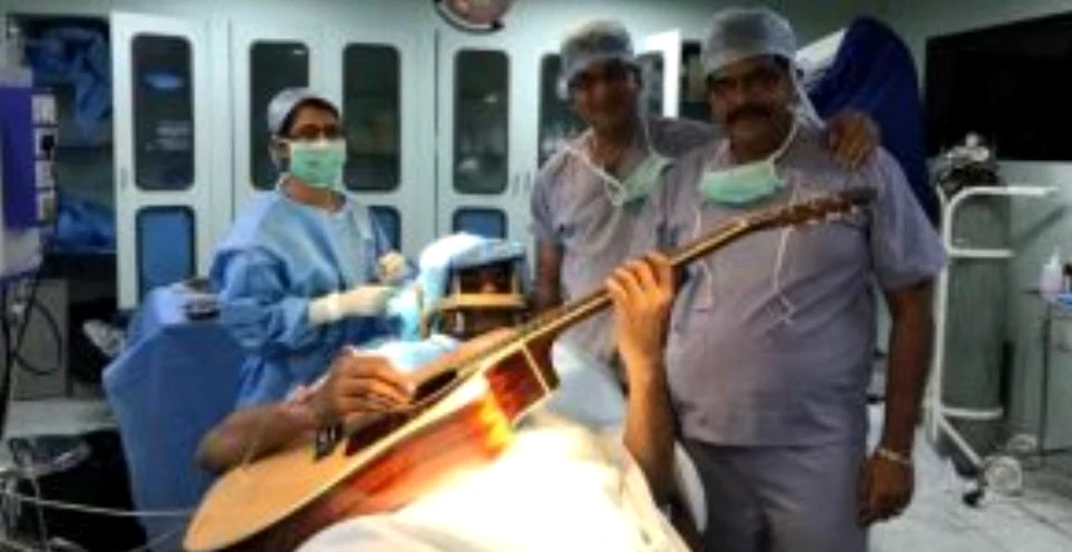 Intervenţie chirurgicală inedită: un pacient a cântat la chitară în timp ce era operat pe creier