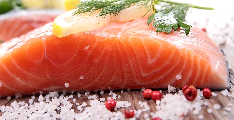 Cercetătorii au descoperit un nou motiv pentru care trebuie să consumăm săptămânal peşte gras