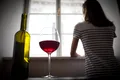 Abuzul de alcool și singurătatea cresc riscul de demență precoce