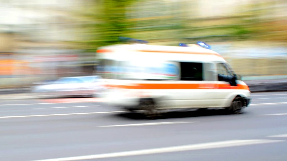 Groapa din asfalt salvatoare: Ritmul cardiac al unui pacient s-a stabilizat după ce ambulanţa care îl transporta a trecut printr-o adâncitură din şosea